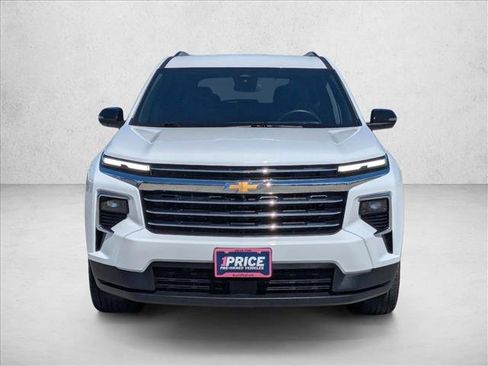 Used 2024 Chevrolet Traverse LT image 2