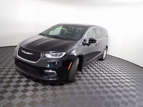 New 2025 Chrysler Pacifica Select image 8