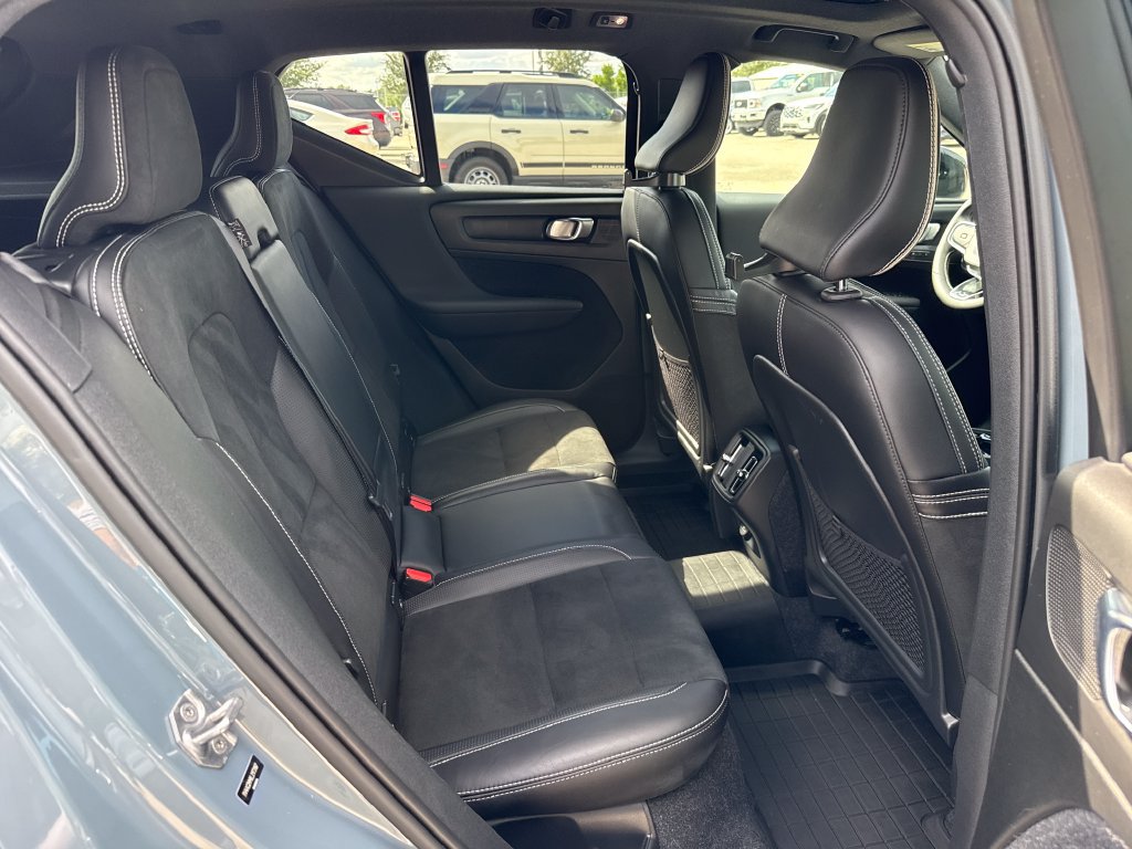 Used 2020 Volvo XC40 T4 R-Design FWD image 26