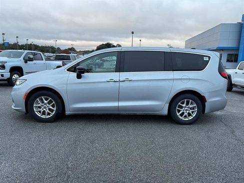 Used 2024 Chrysler Pacifica Touring-L image 4