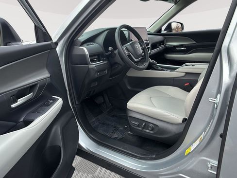 Used 2025 Toyota Grand Highlander AWD image 2