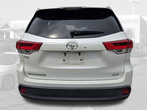 Used 2019 Toyota Highlander XLE FWD image 3