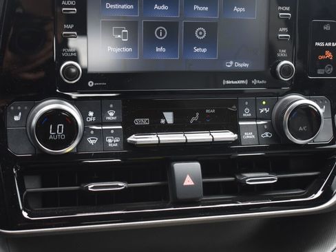 Used 2022 Toyota Highlander XLE AWD/4WD image 12
