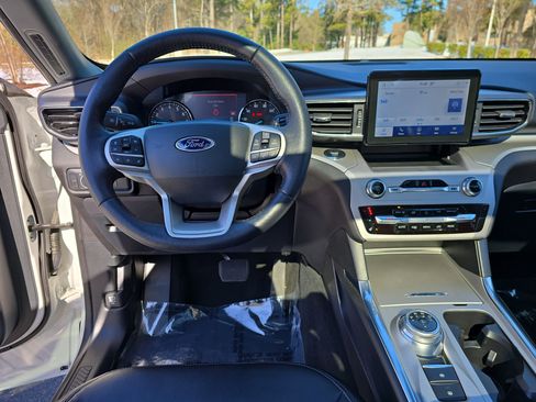 Used 2022 Ford Explorer XLT w/ Equipment Group 202A image 18