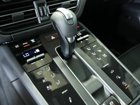 Certified 2025 Porsche Macan AWD/4WD image 24
