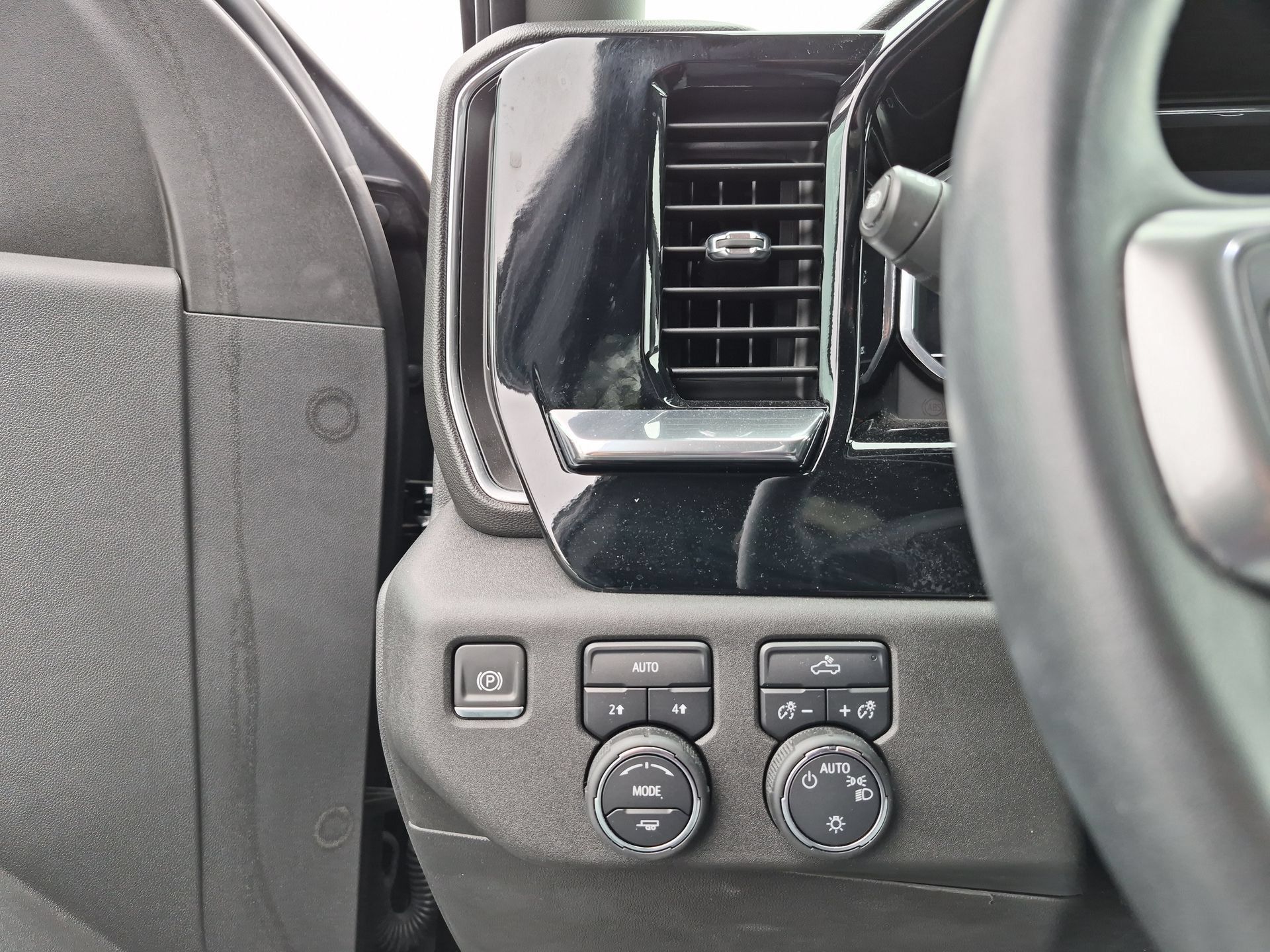 Certified 2024 Chevrolet Silverado 1500 LT AWD/4WD image 18