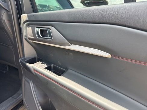 Used 2025 Ford Explorer ST-Line w/ ST-Line Street Pack image 12