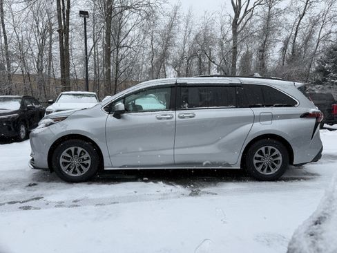 Used 2022 Toyota Sienna XLE image 9