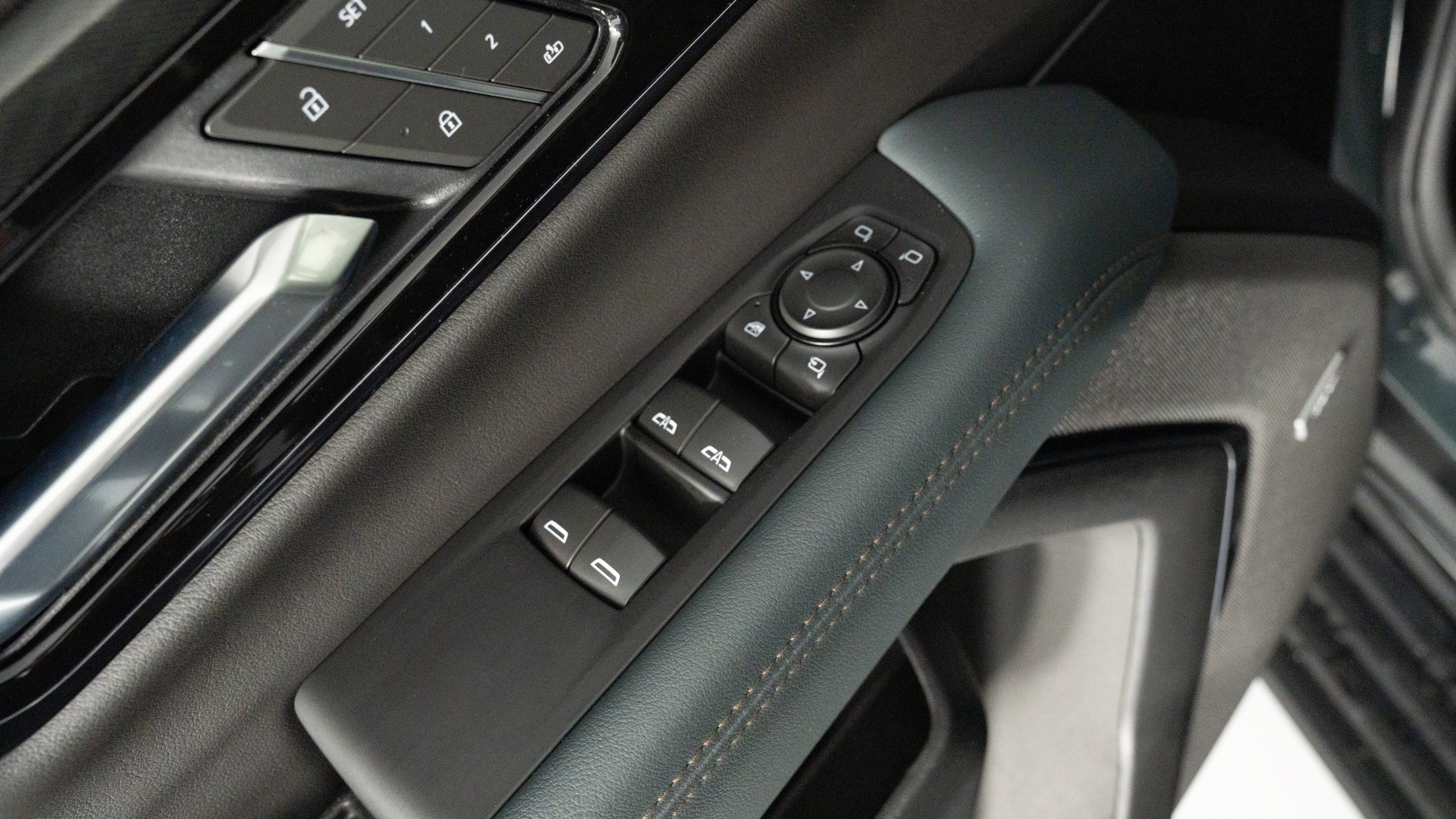 Used 2025 GMC Yukon AT4 w/ AT4 Premium Plus Package AWD/4WD image 21