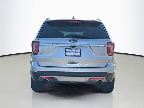 Used 2017 Ford Explorer XLT w/ Equipment Group 202A AWD/4WD image 17