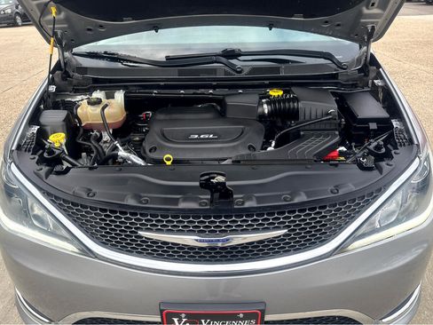 Used 2019 Chrysler Pacifica Limited image 20