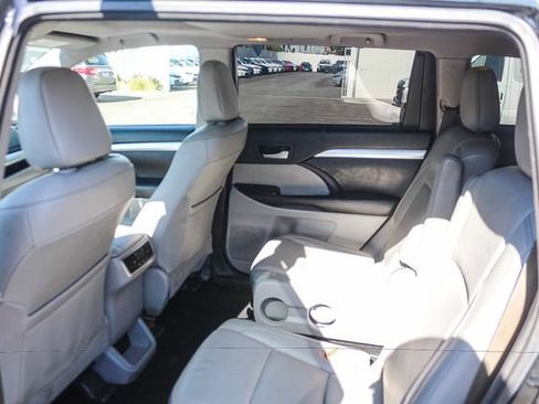 Used 2018 Toyota Highlander XLE w/ Carpet Mat Package (TMS) FWD image 23