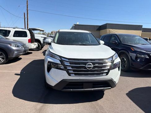 Used 2024 Nissan Rogue SV FWD image 3