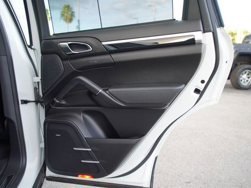 Used 2014 Porsche Cayenne S image 37