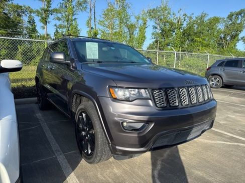 Used 2019 Jeep Grand Cherokee Altitude image 3