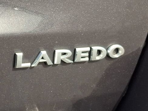 Used 2018 Jeep Grand Cherokee Laredo AWD/4WD image 10