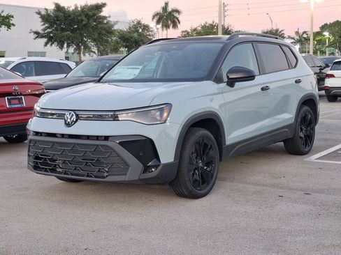 New 2026 Volkswagen Taos SE FWD image 3
