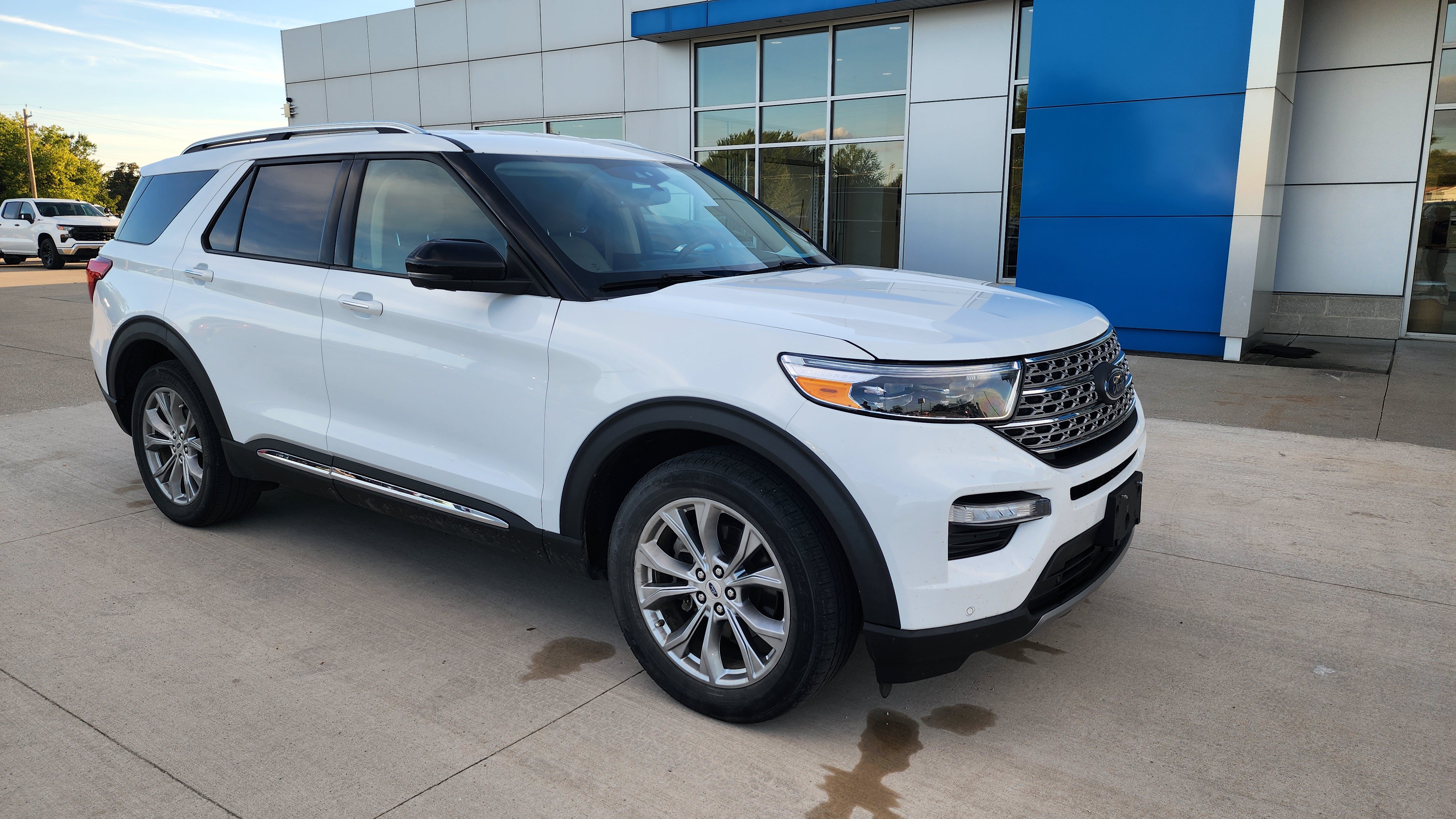Used 2021 Ford Explorer Limited AWD/4WD image 3
