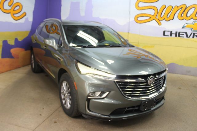 Used 2023 Buick Enclave Essence AWD/4WD image 2
