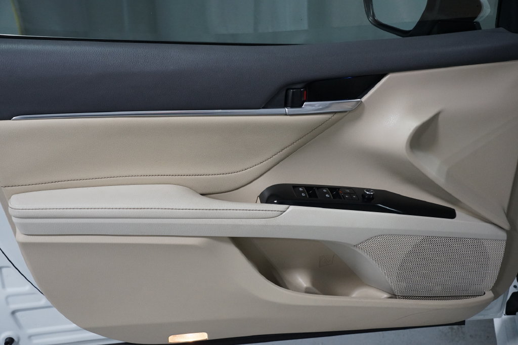 Certified 2018 Toyota Camry XLE FWD image 30