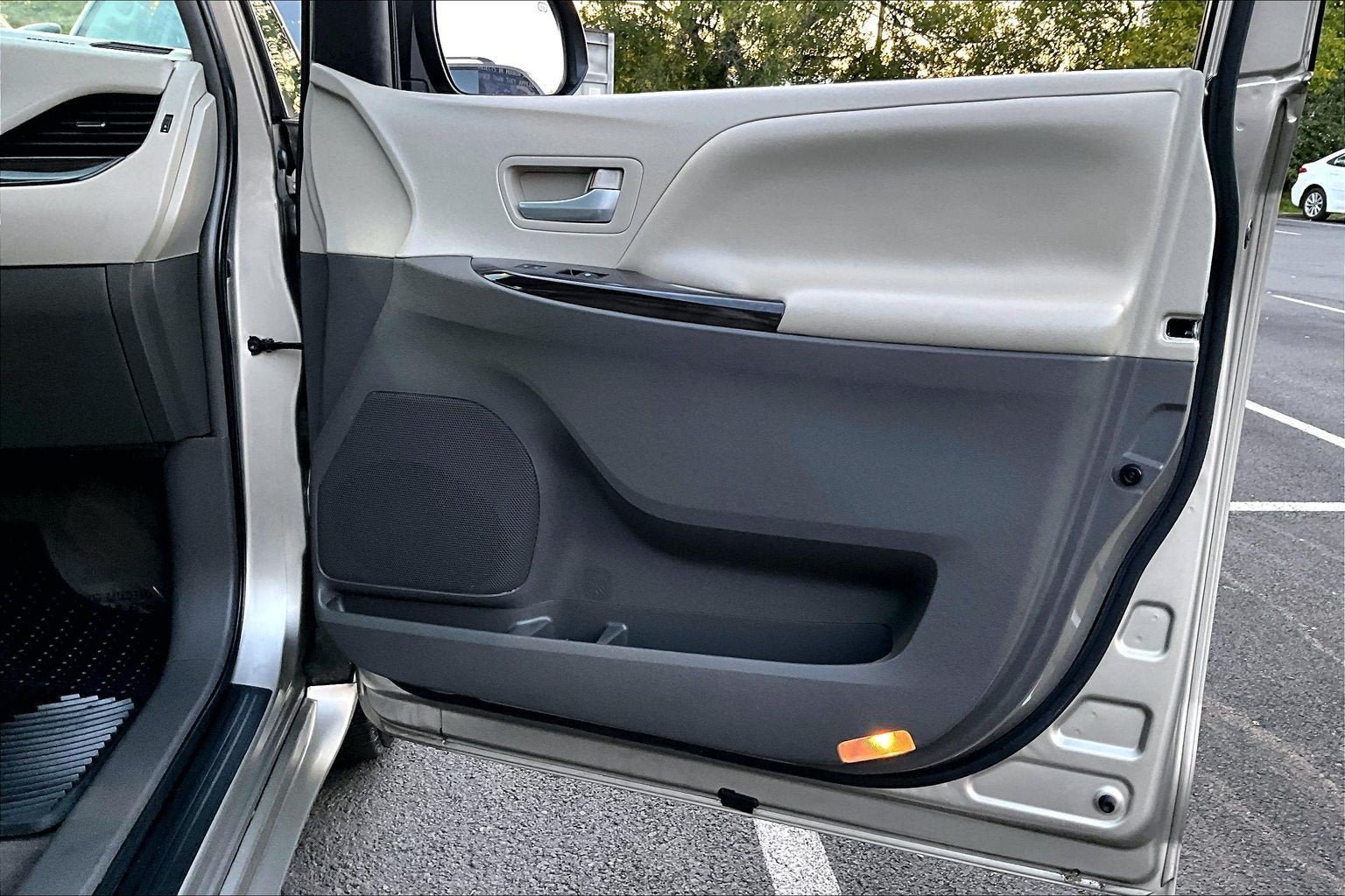 Used 2016 Toyota Sienna XLE Premium FWD image 23