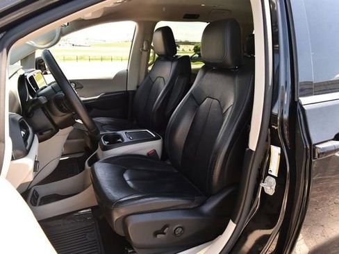 Used 2021 Chrysler Pacifica Touring-L FWD image 20