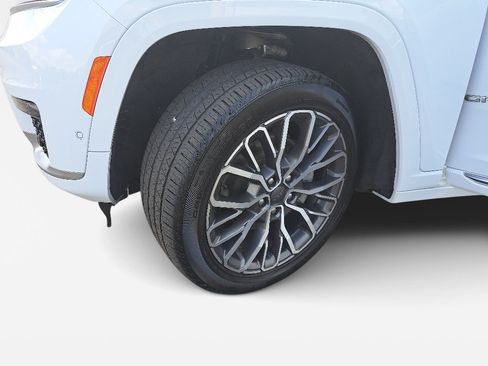 Certified 2025 Jeep Grand Cherokee L Summit AWD/4WD image 33