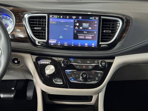 Used 2023 Chrysler Pacifica Limited FWD image 31
