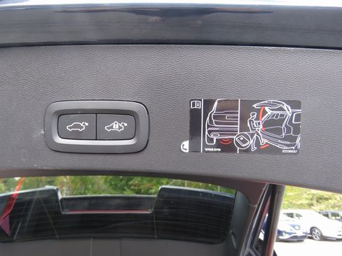 Used 2022 Volvo XC40 T5 R-Design w/ Advanced Package image 19