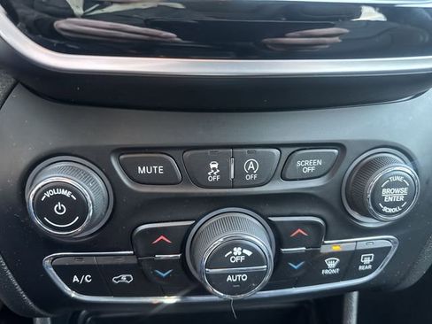 Used 2019 Jeep Cherokee Limited w/ Technology Group image 16