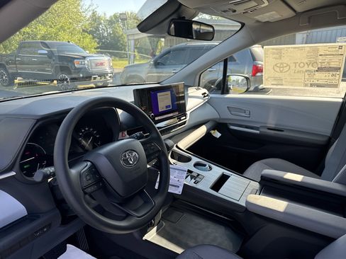 New 2025 Toyota Sienna LE image 15