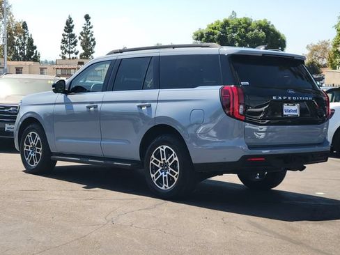 Used 2025 Ford Expedition Active AWD/4WD image 2