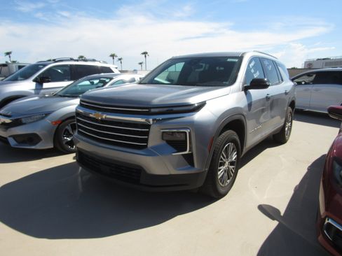 Used 2025 Chevrolet Traverse LT FWD image 1