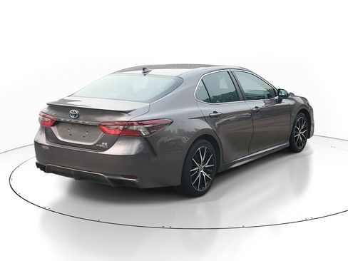 Used 2021 Toyota Camry SE w/ Cold Weather Package FWD image 4