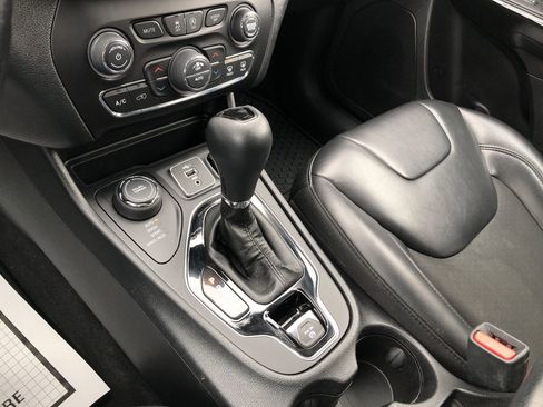 Used 2020 Jeep Cherokee Latitude Plus image 19