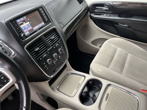 Used 2016 Dodge Grand Caravan SXT w/ UConnect Hands-Free Group FWD image 16