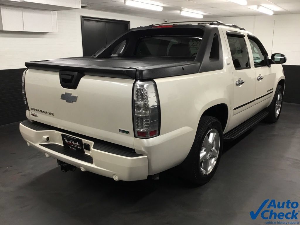 Used 2011 Chevrolet Avalanche LTZ AWD/4WD image 11