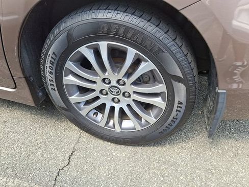 Used 2020 Toyota Sienna XLE FWD image 6