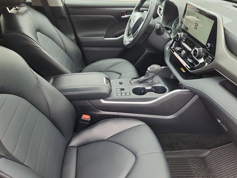 Certified 2025 Toyota Highlander XLE image 11