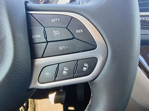 Used 2023 Chrysler Pacifica Touring-L image 26