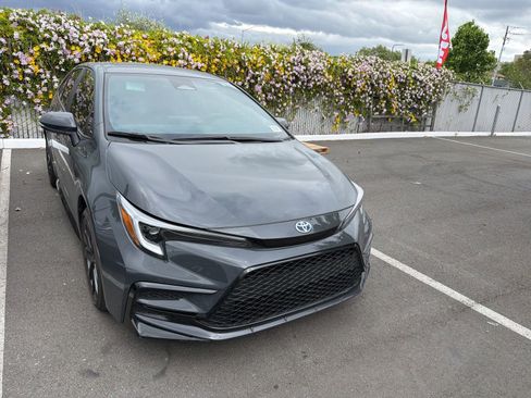 Used 2023 Toyota Corolla SE w/ SE Package image 2