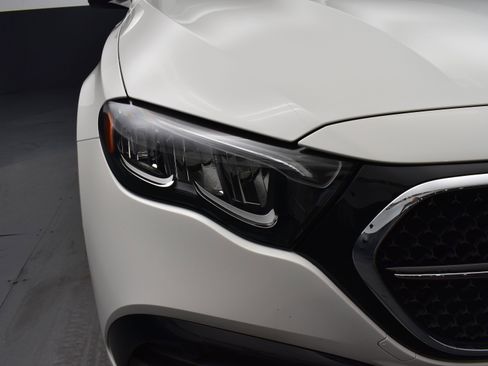 Used 2025 Mercedes-Benz E 350 4MATIC Sedan image 5