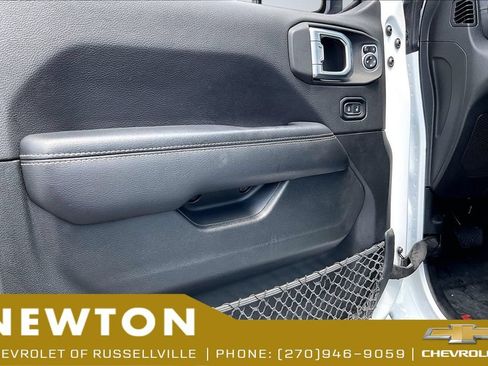 Used 2020 Jeep Gladiator Overland AWD/4WD image 23