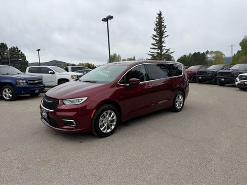 Used 2023 Chrysler Pacifica Touring-L AWD/4WD image 2