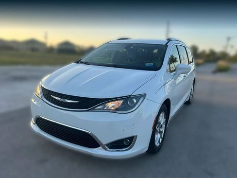 Used 2018 Chrysler Pacifica Touring-L Plus w/ Tire & Wheel Group image 8