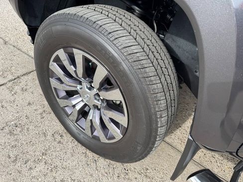 Used 2021 Toyota Tacoma Limited image 27