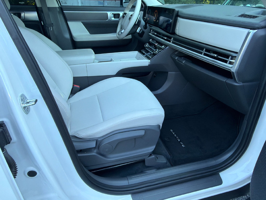 Used 2025 Hyundai Santa Fe SE w/ Tow & Go Package FWD image 13