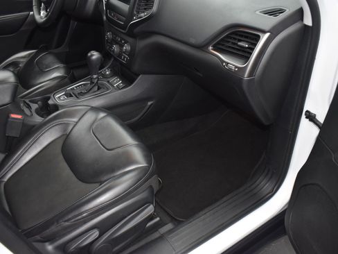 Used 2020 Jeep Cherokee Latitude Plus image 11