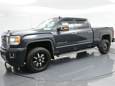 Used 2018 GMC Sierra 2500 Denali w/ Duramax Plus Package image 3