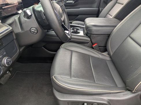 Certified 2025 Chevrolet Suburban Premier image 10